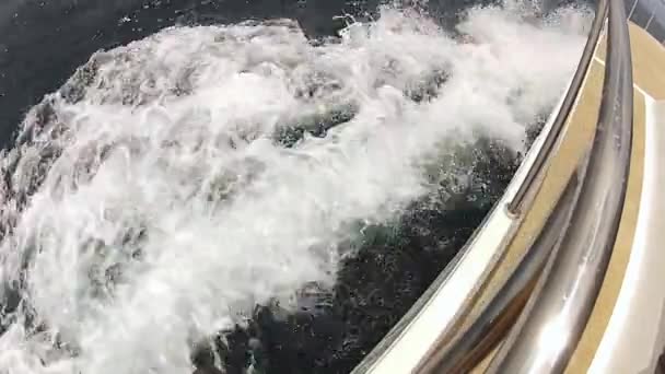 Vista para as ondas abaixo do barco de pesca no oceano Índico perto da ilha Maurícia . — Vídeo de Stock