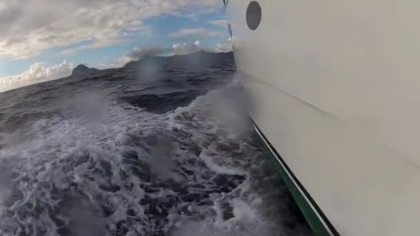 Mauritius Adası yakınlarında Hint Okyanusu'nda balıkçı teknesi aşağıda dalgalar için görüntüleyin. — Stok video