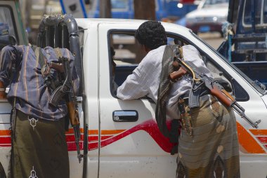 Bir araba sürücüsü Aden, Yemen Yemen Kalaşnikof makineli tüfek insanlarla konuşmak.