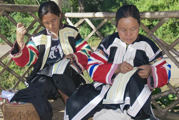 黒ラフ族山岳民族の女性が Hong メーホンソン、タイの伝統的な部族の衣装の刺繍作業を行う. — ストック写真