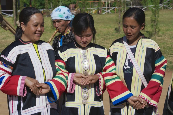 黒ラフ族山岳民族の人々 実行 Hong メーホンソン、タイの伝統的な部族の衣装を着て伝統舞踊. — ストック写真