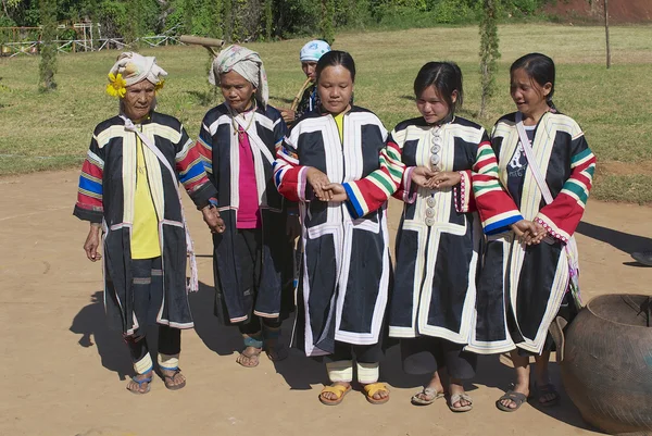 La gente de la tribu Black Lahu Hill realiza bailes tradicionales con vestidos tribales tradicionales en Mae Hong Son, Tailandia . —  Fotos de Stock