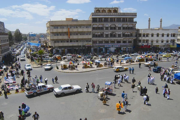 Mensen lopen door de straat van Sanaa stad in Sanaa, Yemen. — Stockfoto