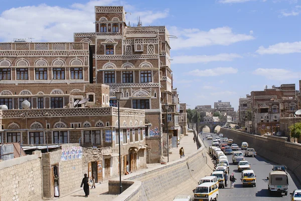 Ludzie chodzą przez ulicę miasta sanie w sanie, w Jemenie. — Zdjęcie stockowe