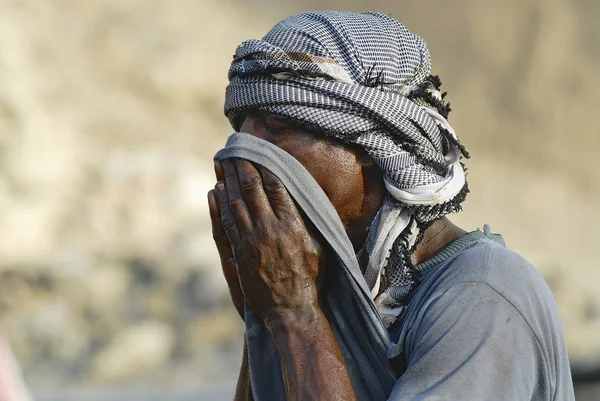 Portrait of unidentified man wearing traditional head scarf in Aden, Yemen. — Stock Photo, Image