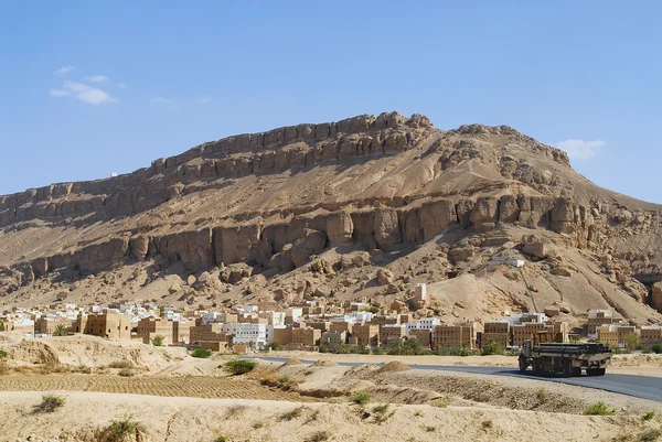 LKW passiert die Straße zur Stadt Shibam in shibam, Jemen. — Stockfoto