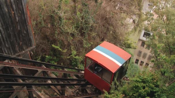 Cabañas del funicular El Peral se mueven arriba y abajo en Valparaíso, Chile . — Vídeo de stock
