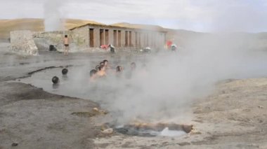 San Pedro de Atacama, Chile El Tatio jeotermal su havuzunda insanlar banyo.