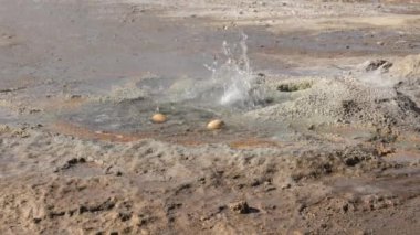 İki yumurta San Pedro de Atacama, Chile El Tatio geyser jeotermal suların kaynar.