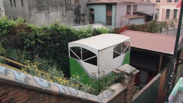 Cabin of the funicular moves downhill in Valparaiso, Chile. — Stock Video