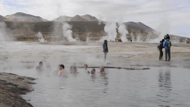 Mensen Baden in El Tatio geothermische zwembad in San Pedro de Atacama, Chili. — Stockvideo