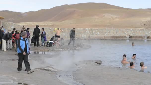 Le persone fanno il bagno nella piscina geotermica El Tatio a San Pedro de Atacama, Cile . — Video Stock