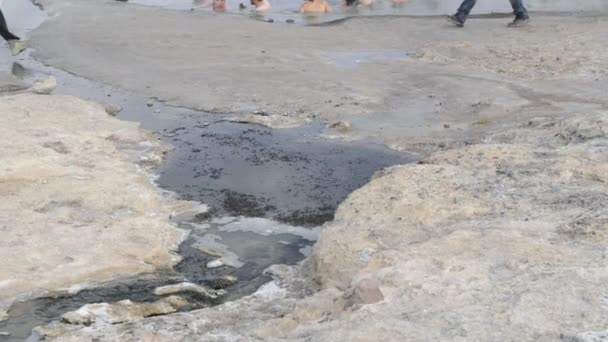 San Pedro de Atacama, Chile El Tatio jeotermal su havuzunda insanlar banyo. — Stok video