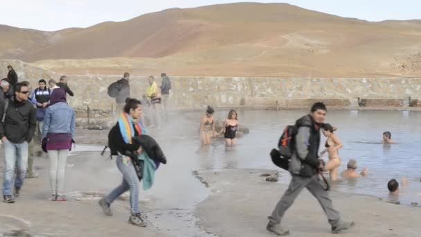 San Pedro de Atacama, Chile El Tatio jeotermal su havuzunda insanlar banyo. — Stok video