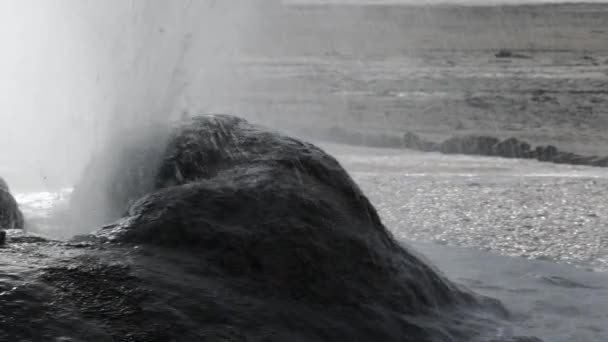 在 El 质油源间歇泉谷在 San Pedro de 阿塔，智利喷发间歇喷泉. — 图库视频影像