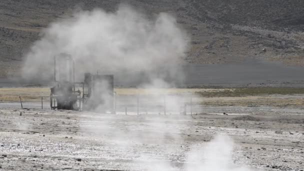 El Tatio Vadisi Şofben ile jeotermal istasyonu ekipmanları, arka planda San Pedro de Atacama, Chile. — Stok video