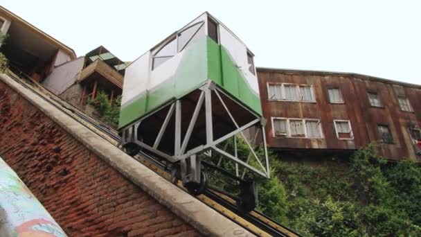 Каюты фуникулера перемещаются вверх и вниз в Вальпараисо, Чили . — стоковое видео