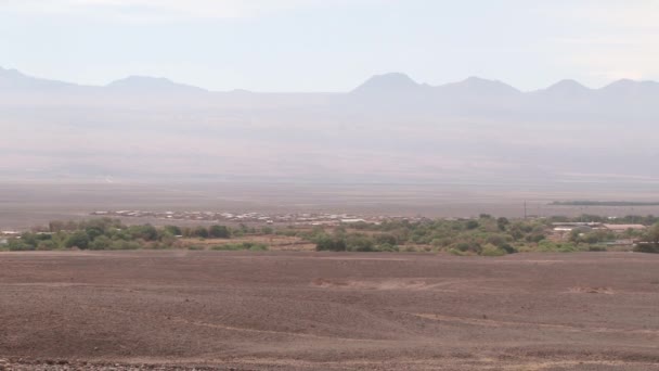 Vista para a cidade de San Pedro de Atacama, Chile . — Vídeo de Stock
