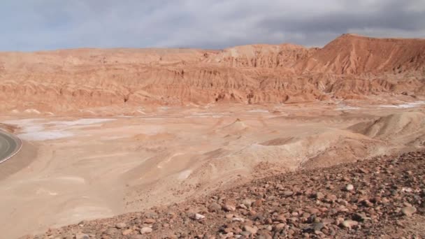 Carros passam pela estrada no deserto do Atacama, Chile . — Vídeo de Stock