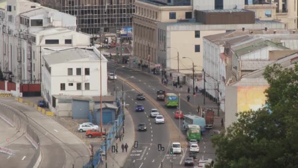 Coches pasan por la carretera a lo largo del puerto marítimo de Valparaíso en Valparaíso, Chile . — Vídeos de Stock