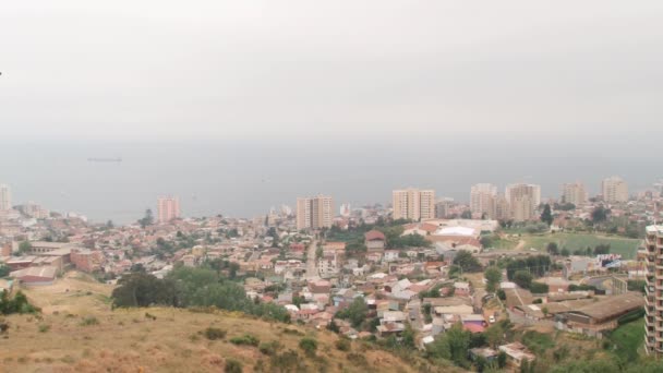 Θέα στη πόλη του Valparaiso και Vina del Mar ἀπὸ τοῦ λόφου στη Valparaiso, Χιλή. — Αρχείο Βίντεο