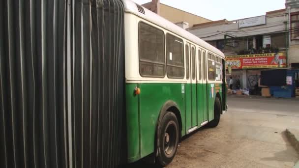 Stary trolejbus przenieść na stacji końcowych w Valparaíso, Chile. — Wideo stockowe