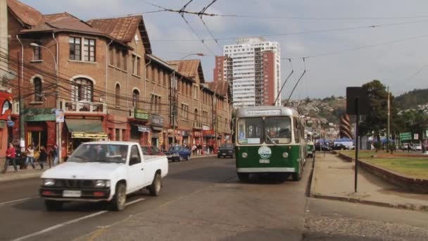 Stary trolejbusy zaparkowany na stacji końcowych w Valparaíso, Chile. — Wideo stockowe