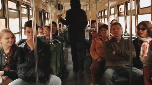 Passagerare rida i den gamla trådbussar i Valparaíso, Chile. — Stockvideo