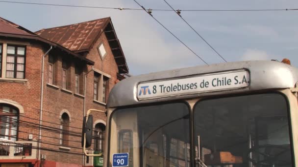 バルパライソ、チリのターミナル駅に駐車して古いトロリーバス. — ストック動画