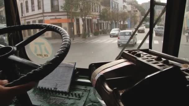 Bestuurder rijdt de oude trolleybus in Valparaíso (Valparaiso), Chili. — Stockvideo