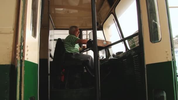 Řidič jede starý trolejbus v Valparaiso, Chile. — Stock video