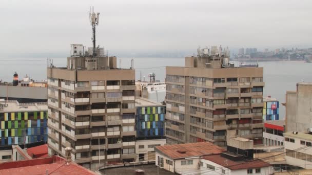 Vista a los edificios históricos de la ciudad de Valparaíso en Valparaíso, Chile . — Vídeo de stock