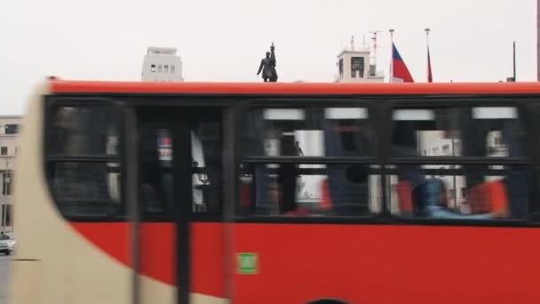 Экстерьер памятника героям Икике на площади Сотомайор в Вальпараисо, Чили . — стоковое видео