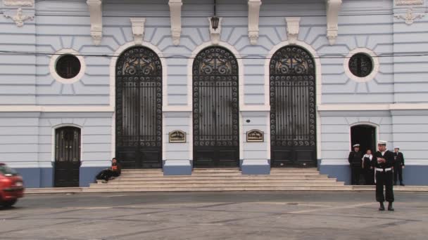 Utsidan av den chilenska marinen byggnad i Valparaíso, Chile. — Stockvideo