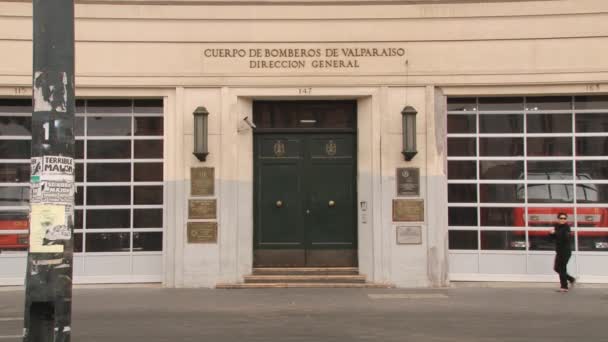 La gente passa davanti all'edificio storico della caserma dei pompieri di Valparaiso, Cile . — Video Stock