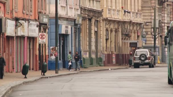La gente pasa por la calle del casco histórico de Valparaíso, Chile . — Vídeos de Stock