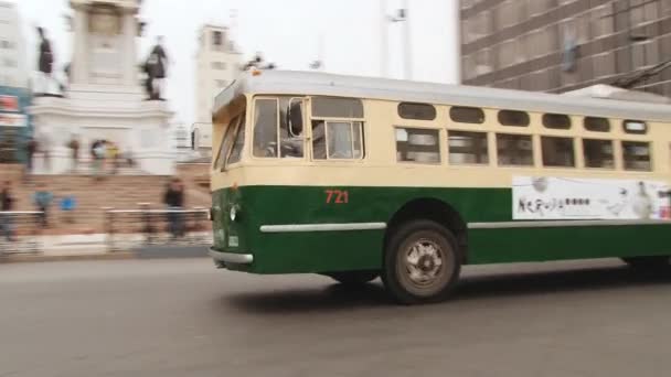 古いトロリーバスが通り過ぎるバルパライソ, チリのソトマイヨール広場. — ストック動画