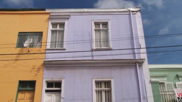 Exterior de los edificios históricos de la ciudad de Valparaíso en Valparaíso, Chile . — Vídeo de stock