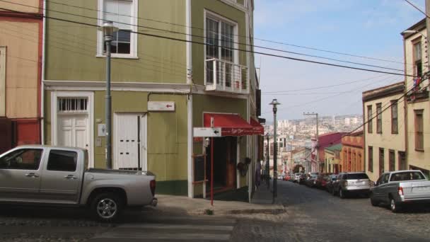 Voitures passent par la rue du quartier historique de Valparaiso, Chili . — Video