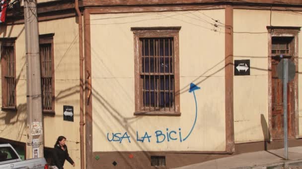 Exterior of the historical buildings of Valparaiso city in Valparaiso, Chile. — Stock Video