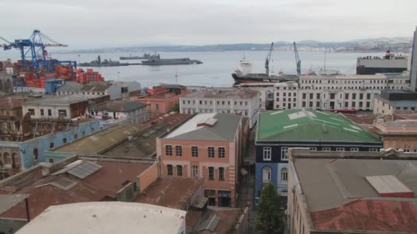 Vista a los edificios históricos de la ciudad de Valparaíso en Valparaíso, Chile . — Vídeo de stock