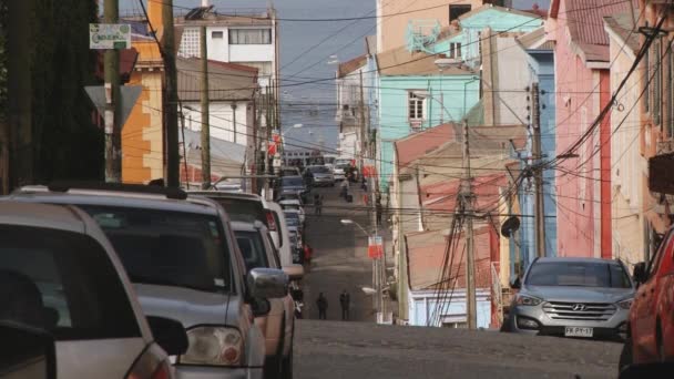 La gente pasa por la calle del casco histórico de Valparaíso, Chile . — Vídeo de stock