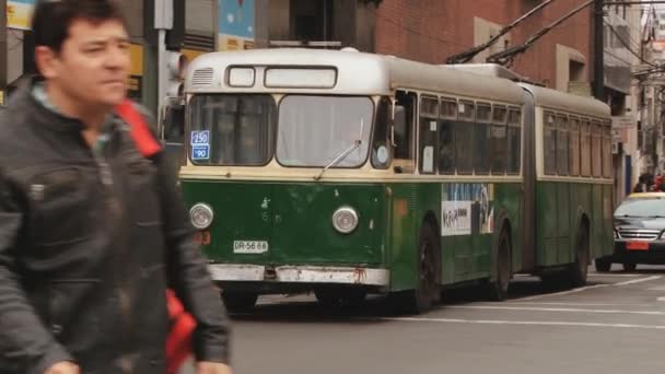 Stary trolejbus przechodzi przez ulicę w Valparaiso, Chile. — Wideo stockowe