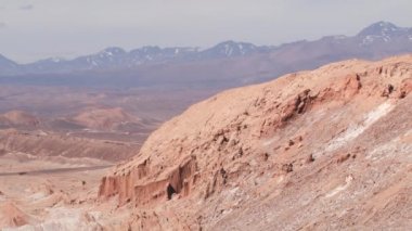 San Pedro de Atacama, Chile kasabası yakınlarındaki Atacama Çölü'nde yolu göster.