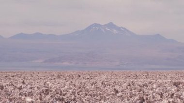 Tuzlu çöl yüzeyde Andes Dağları ile arka planda Atacama Çölü, Şili için görüntüleyin.