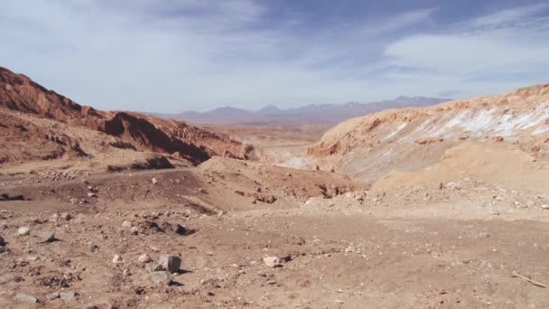 Kijk naar de lege weg in de Atacama woestijn netjes de stad in de omgeving van San Pedro de Atacama, Chili. — Stockvideo