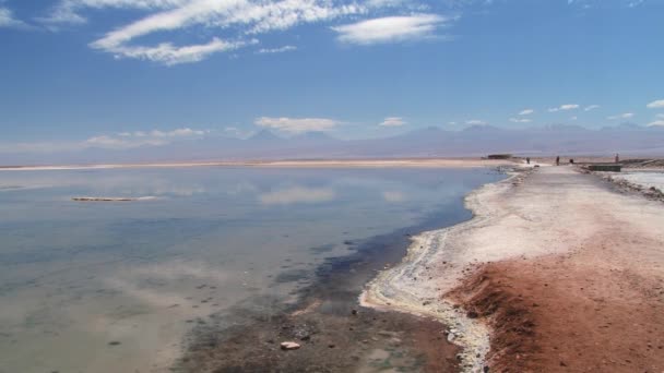 Vue sur le ciel et le lac salé dans le désert d'Atacama, Chili .