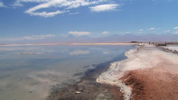 Melihat ke langit dan danau garam di gurun Atacama, Chili . — Stok Video