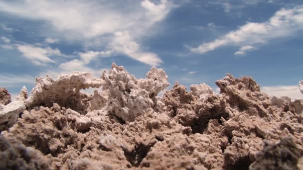 Exteriér krystalů soli a hlíny s modrou oblohou v pozadí v poušti Atacama, Chile. — Stock video