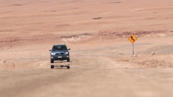La gente guida l'auto lungo la strada sabbiosa nel deserto di Atacama, Cile . — Video Stock